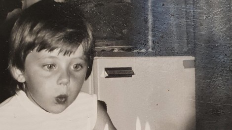 Prepoznate deklico na fotografiji? Fotografijo iz otroštva je objavila z zelo močnim sporočilom