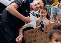 Deklica s plakatom dobila pozornost Pogačarja: s to potezo je dokazal, da je res velik človek (FOTO)