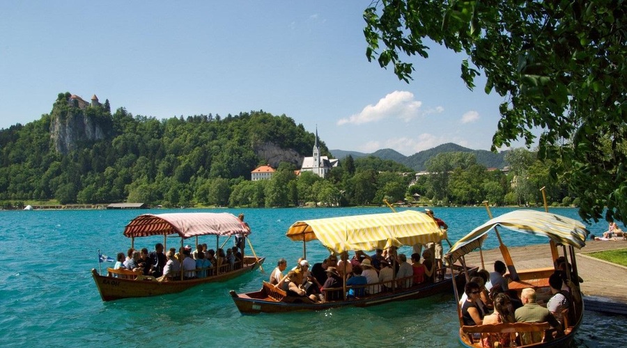 Nezadovoljni Blejčani nad turiste: število obiskovalcev je previsoko in moteče (foto: Profimedia)