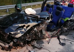 Fotografije razkrivajo grozljive razsežnosti hude prometne nesreče, v kateri je umrla 25-letnica