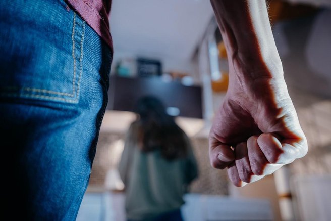 Grozljiv incident na osnovni šoli: mati učenca napadla učiteljico, z njeno glavo udarjala ob tla in grozila, da jo bo ubila