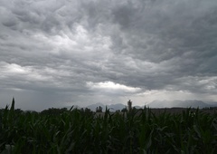 Kam z avtomobilom pred hudim neurjem? Poglejte, kje lahko najdete brezplačno parkiranje
