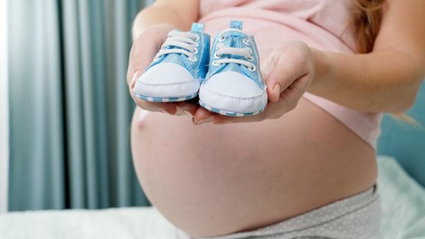Nekoč zelo razvpita zvezdnica prvič postala mamica (za sina izbrala zanimivo ime)