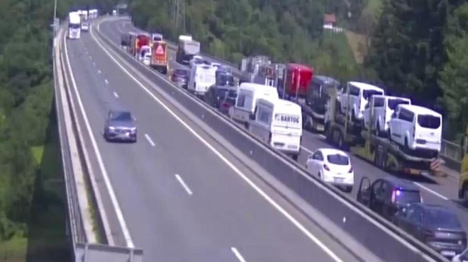 Trčenje na štajerski avtocesti: več oseb poškodovanih (foto: Facebook/Promet.si)