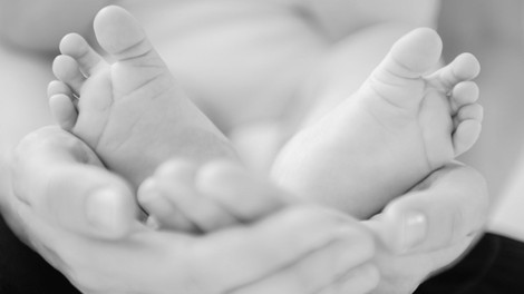 Dojenčka pokončala lastna mama (pet let se je trudila z zanositvijo)