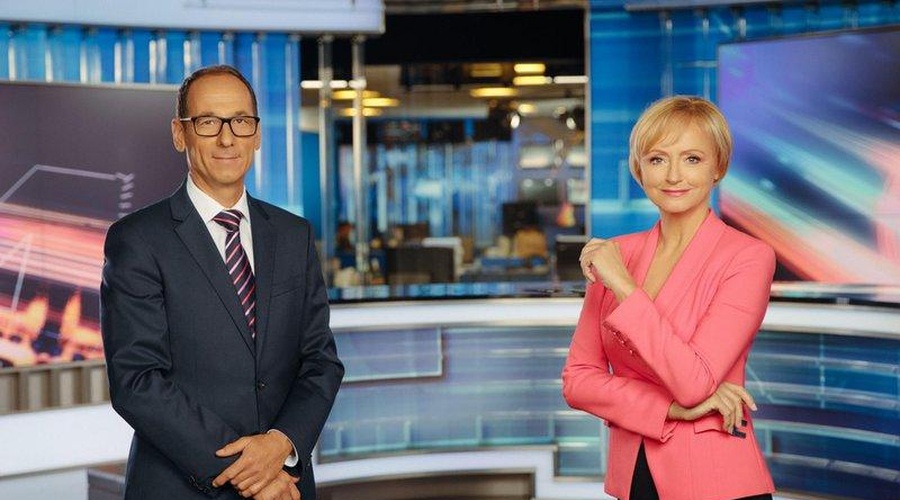Nenavaden prizor na POP TV: mimoidoči zmotil intervju, kukal v kamero, plezal čez sogovornika … (foto: Urša Premik)