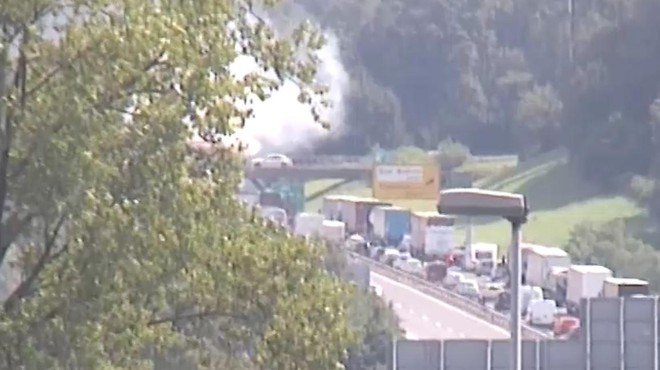 Štajerska avtocesta v dimu: zagorelo vozilo, znane so podrobnosti (foto: Twitter/Promet.si)