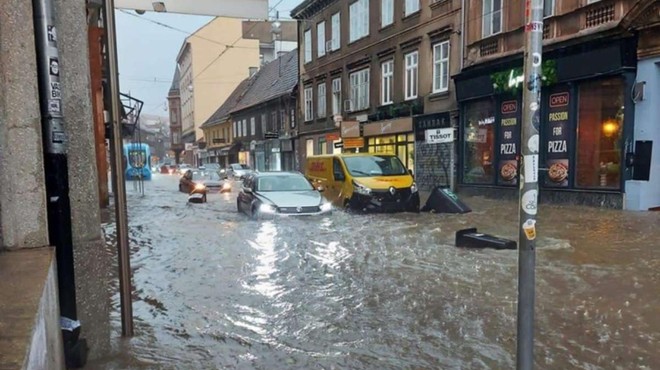 Strašna nevihta v Zagrebu terjala življenja najmanj treh oseb (v hrvaški prestolnici vlada pravi kaos) (foto: STA)