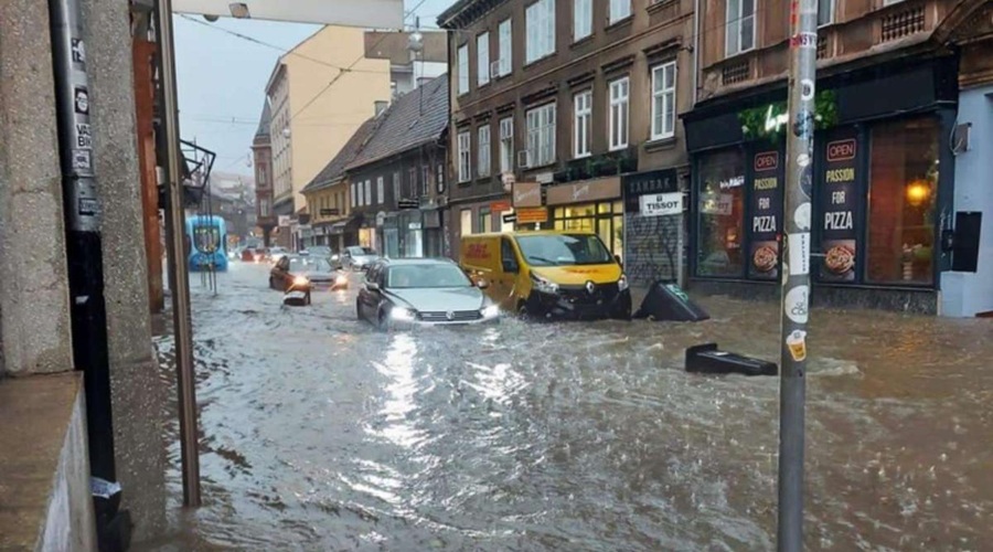 Strašna nevihta v Zagrebu terjala življenja najmanj treh oseb (v hrvaški prestolnici vlada pravi kaos) (foto: STA)