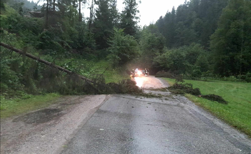 Tudi občino Črna na Koroškem je ponovno zajelo hudo neurje z velikim vetrolomom. Na terenu je bilo več kot 25 operativcev.