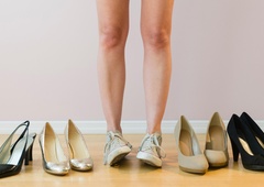 Vas živcirajo škripajoči čevlji? Preverite, zakaj se to dogaja (ni vam treba kupovati novih!)