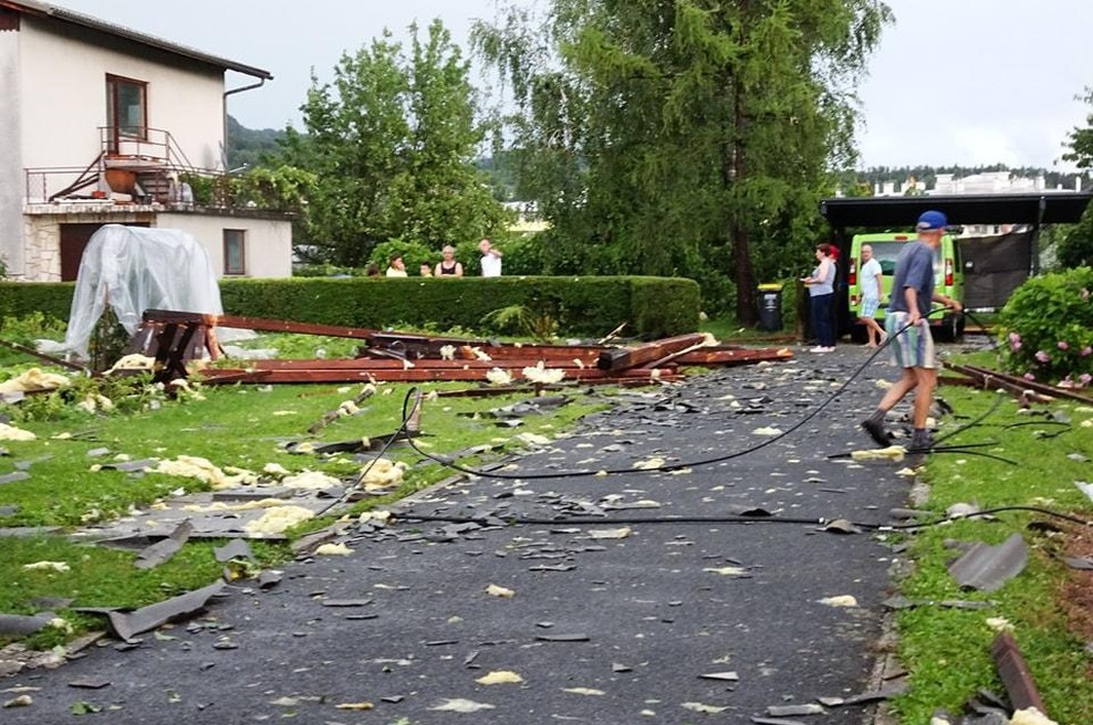 Huda ura v Sloveniji: v koči ujetih 90 planincev, poškodovan gasilec, udar strel ... (foto: Facebook/Neurje.si)