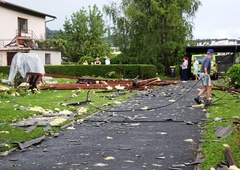 Huda ura v Sloveniji: v koči ujetih 90 planincev, poškodovan gasilec, udar strel ...