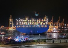FOTO: Neurje s priveza v Kopru odtrgalo zabojniško ladjo, začela se je približevati potniškemu terminalu ...