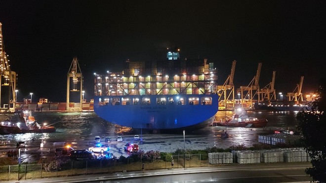FOTO: Neurje s priveza v Kopru odtrgalo zabojniško ladjo, začela se je približevati potniškemu terminalu ... (foto: Facebook/Dario Stepančič)