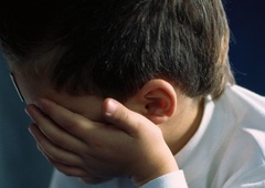 Deček se je od očeta vrnil pozitiven na mamila, obupani mami CSD ni prisluhnil