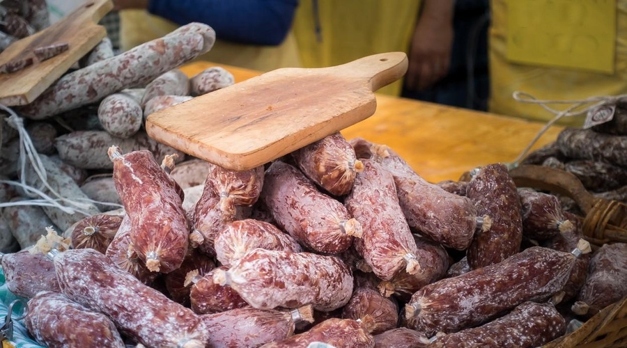 Strokovnjaki svarijo: s počitnic v ogroženih državah ne prinašajte mesnih dobrot (foto: Profimedia)