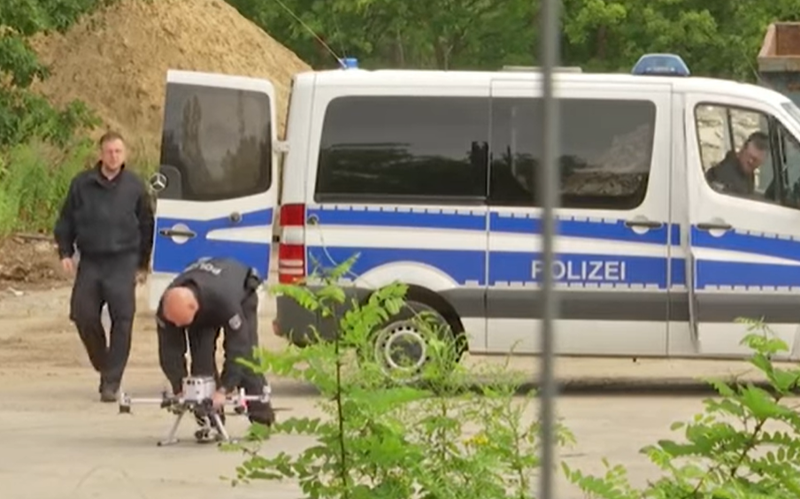 Nemška policija jo išče tudi z dronom.
