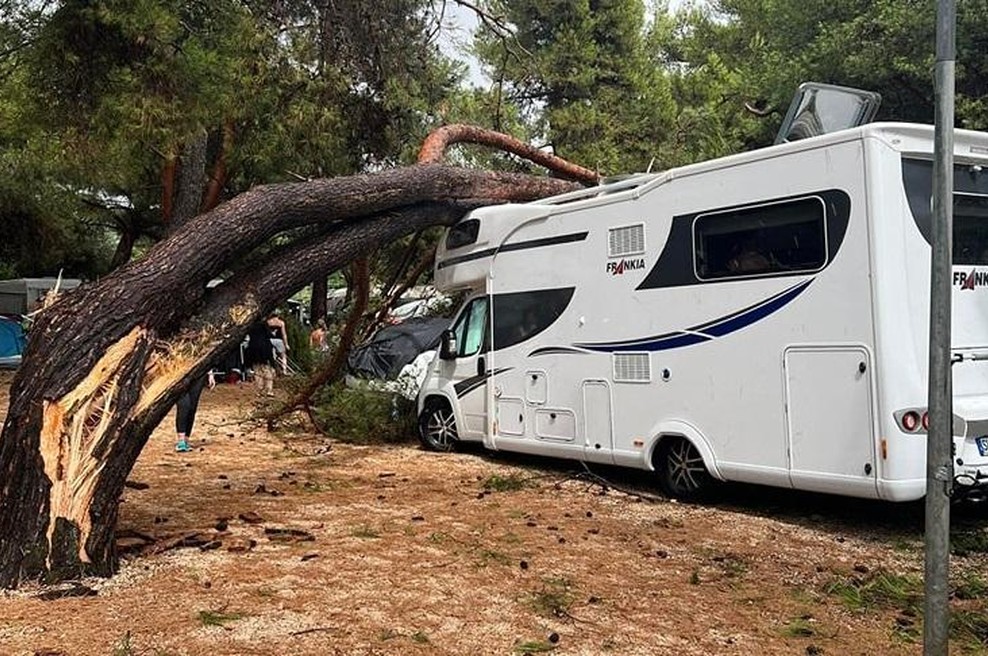 Hudo razdejanje tudi tam, kjer dopustuje veliko Slovencev: pogrešana oseba, uničen avtokamp in več poškodovanih (foto: Zori Jakolin/Neurje.si/Facebook)