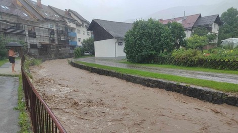 Katastrofalne razmere na Koroškem, zalivalo je hiše, odneslo hlev, v teku so evakuacije (FOTO)