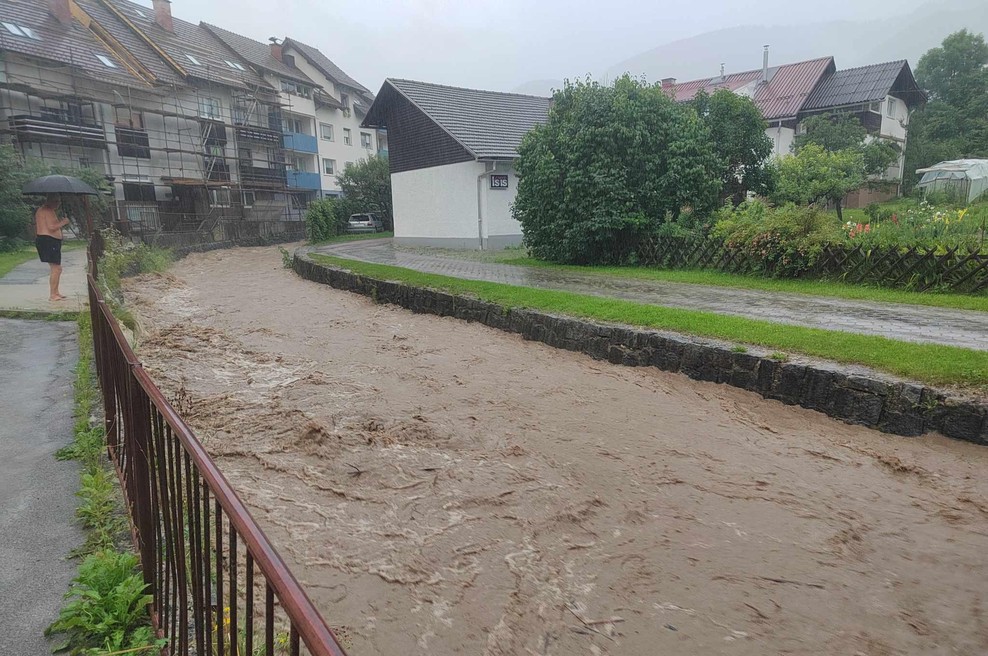 Katastrofalne razmere na Koroškem, zalivalo je hiše, odneslo hlev, v teku so evakuacije (FOTO) (foto: Facebook/Koroška čveka)
