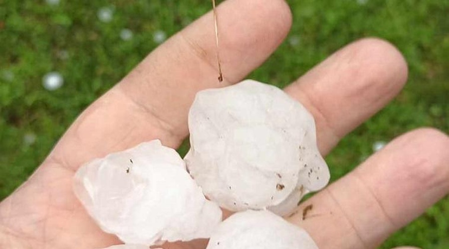 Vreme letos brez usmiljenja: nova nevihta nad Slovenijo, po nekaterih krajih tolkla srdita toča (foto: Luka Mlakar/Neurje.si/Facebook)