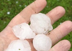 Vreme letos brez usmiljenja: nova nevihta že besni nad Slovenijo, po nekaterih krajih tolkla srdita toča