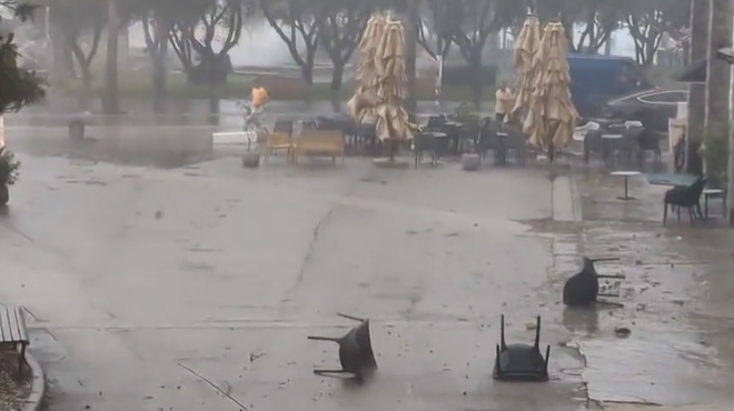 Apokalipsa v Slovenski Istri: sunki vetra so raznašali stole in premetavali senčnike (VIDEO) (foto: Twitter/Primorski dnevnik/posnetek zaslona)