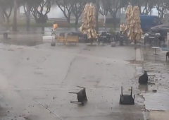 Apokalipsa v Slovenski Istri: sunki vetra so raznašali stole in premetavali senčnike (VIDEO)