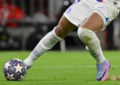 Nogometnemu svetu se je zmešalo: velikan zvezdniku za podpis pogodbe ponuja - verjeli ali ne - milijardo evrov!