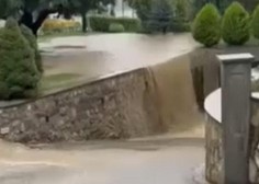 Grozljivi prizori iz Slovenskih Konjic: voda vsepovsod, drla je po cestah in se zlivala čez škarpe (VIDEO)
