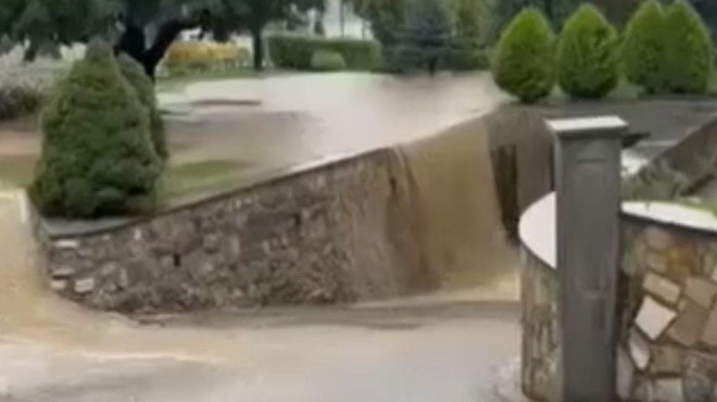 Grozljivi prizori iz Slovenskih Konjic: voda vsepovsod, drla je po cestah in se zlivala čez škarpe (VIDEO) (foto: Neurje.si/posnetek zaslona)