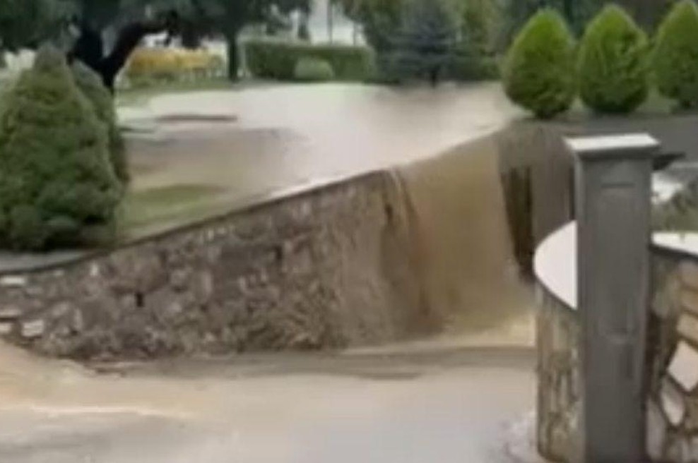 Grozljivi prizori iz Slovenskih Konjic: voda vsepovsod, drla je po cestah in se zlivala čez škarpe (VIDEO) (foto: Neurje.si/posnetek zaslona)