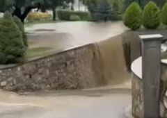 Grozljivi prizori iz Slovenskih Konjic: voda vsepovsod, drla je po cestah in se zlivala čez škarpe (VIDEO)