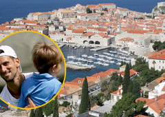 FOTO: Novak Đoković po bolečem porazu v Wimbledonu z družino v Dubrovniku (med vodnimi vragolijami so jih ujeli fotografi)
