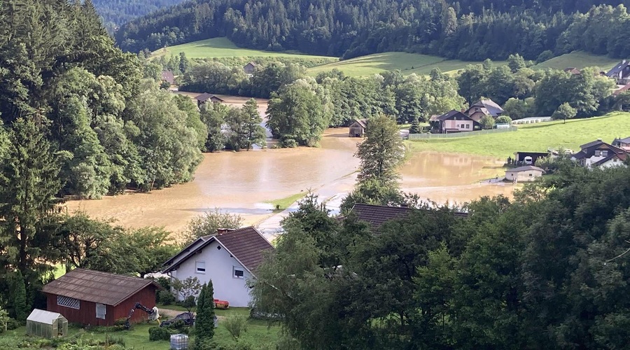 Dan po hudem neurju na Štajerskem in Koroškem: ceste zaprte, obstal je celo železniški promet (poglejte, kje je najhuje) (foto: Damjan Herman/Koroškenovice/Bobo)
