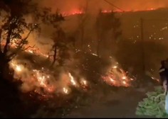 VIDEO: Grške otoke zajela ognjena apokalipsa, panični turisti bežijo na varno (med njimi tudi Slovenci)