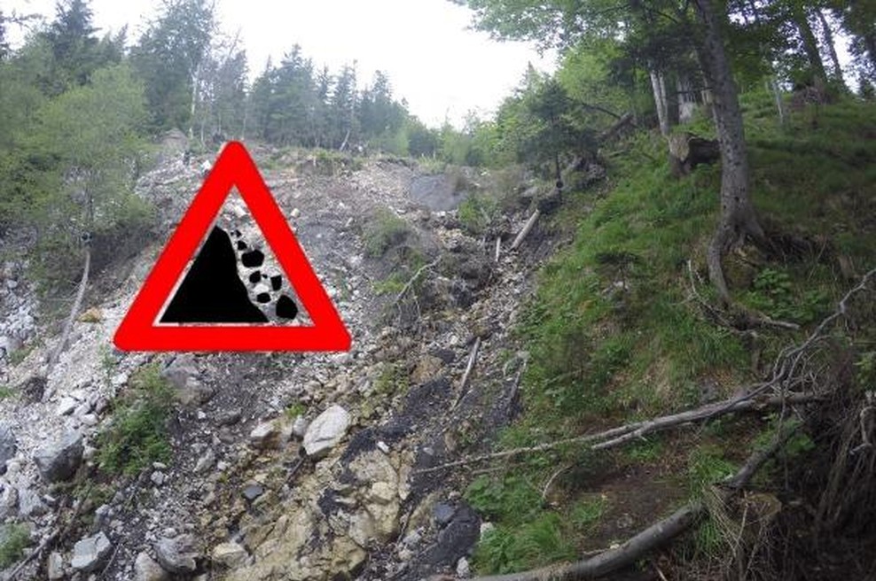 Pozor: zaradi nalivov grozijo zemeljski plazovi (foto: Facebook/Geološki zavod Slovenije)