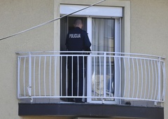 Nesreča na Jesenicah: otrok padel z balkona