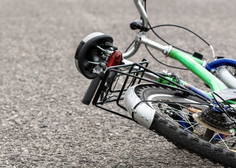 Tragedija v Postojni: po padcu s kolesom 14-letni otrok podlegel poškodbam