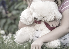 Šokantno in pretresljivo: mati ubila svoji majhni hčerki, nato pa poklicala moža in mu povedala, kaj je storila