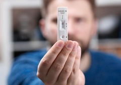 Odkrili so prvi genetski indic, zakaj nekateri ljudje covida ne dobijo ali pa ga prebolijo brez znakov bolezni