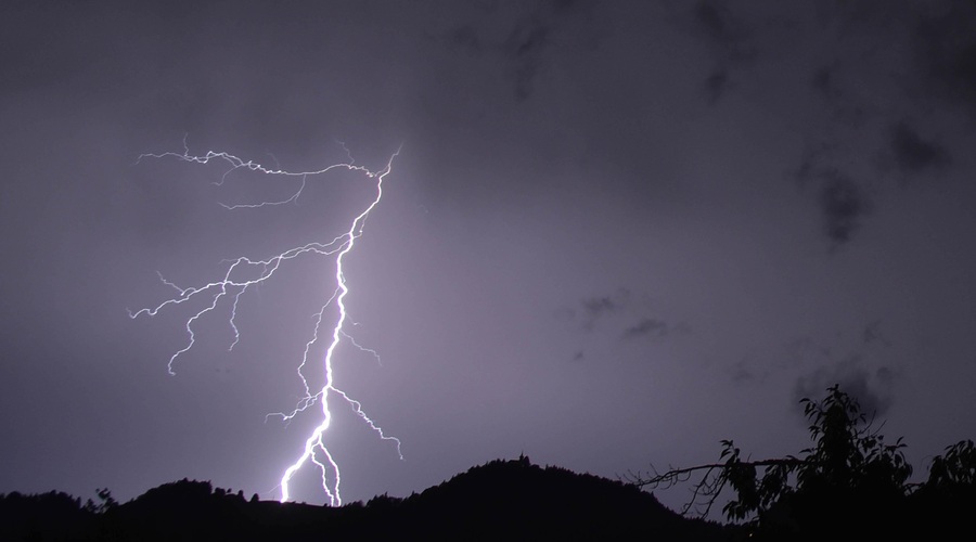Tega nikar ne počnite med nevihto (lahko je smrtno nevarno) (foto: Srdjan Živulović/BOBO)