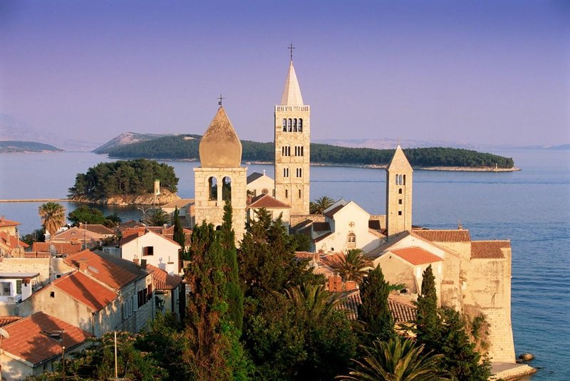 Čudovit hrvaški otok Rab, na katerem prebivajo smrtonosne črne vdove.