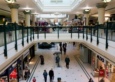 Grozljiva nezgoda v nakupovalnem središču: mlajša ženska z zgornjih nadstropij padla na upokojenko