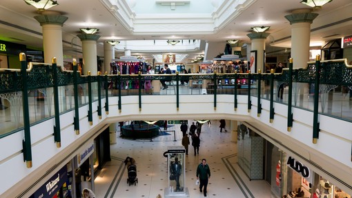 Grozljiva nezgoda v nakupovalnem središču: mlajša ženska z zgornjih nadstropij padla na upokojenko