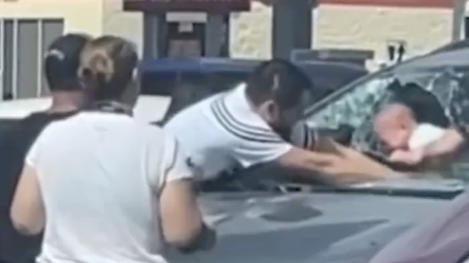 VIDEO: Obupani oče iz pregretega vozila reševal otroka (odvijala se je prava drama) (foto: Posnetek zaslona)