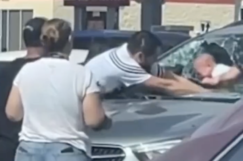 VIDEO: Obupani oče iz pregretega vozila reševal otroka (odvijala se je prava drama) (foto: Posnetek zaslona)