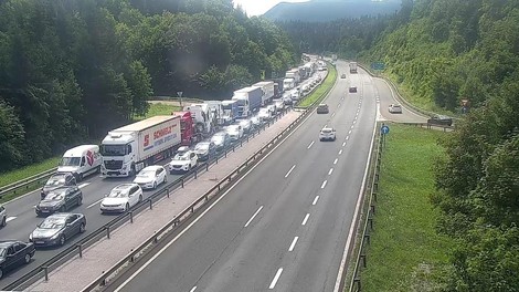 Popoln kaos na slovenskih cestah: če se odpravljate od doma, boste skoraj zagotovo naleteli na to