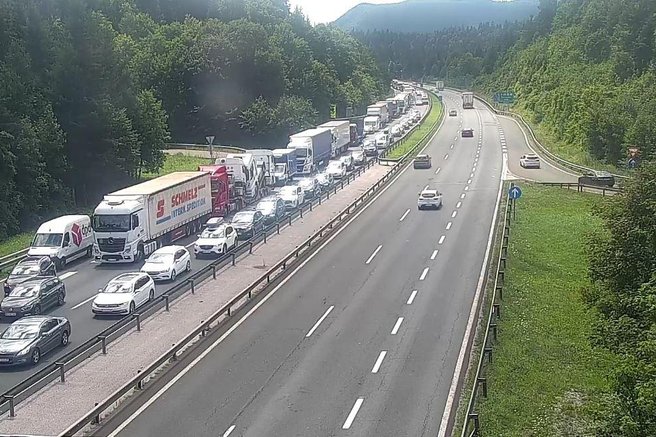 Popoln kaos na slovenskih cestah: če se odpravljate od doma, boste skoraj zagotovo naleteli na to